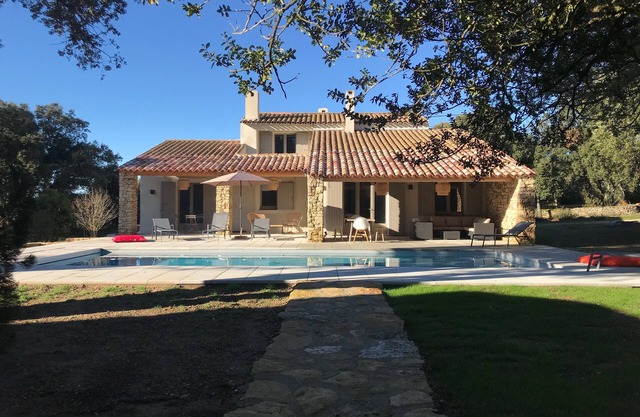 Magnífica propiedad que comprende casa con piscina y redil