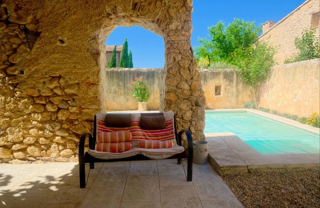 Magnificent Provencal farmhouse for 10 people with swimming pool