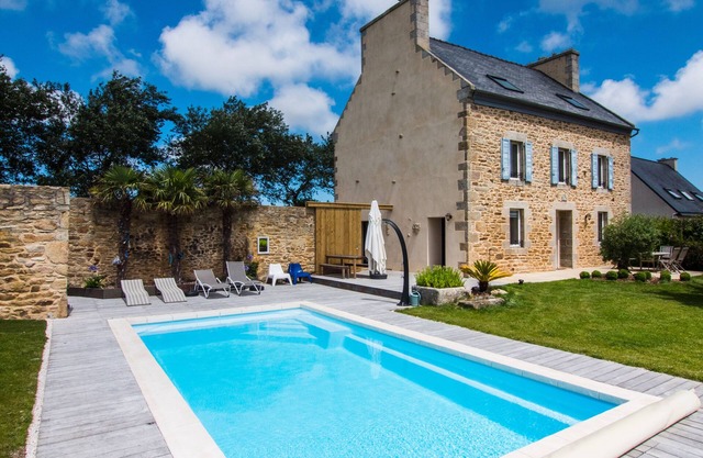 Villa de carácter con una gran piscina climatizada y jardín paisajístico.