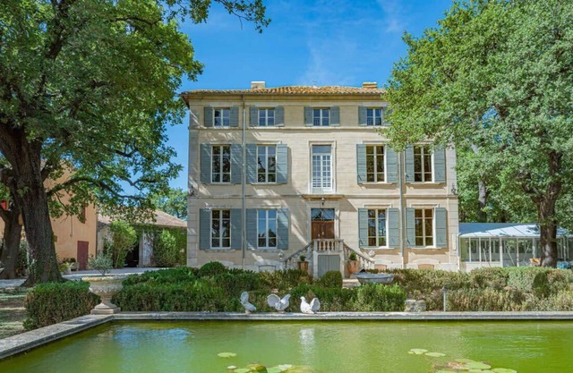 Magnificent renovated Bastide with its private park, near Avignon