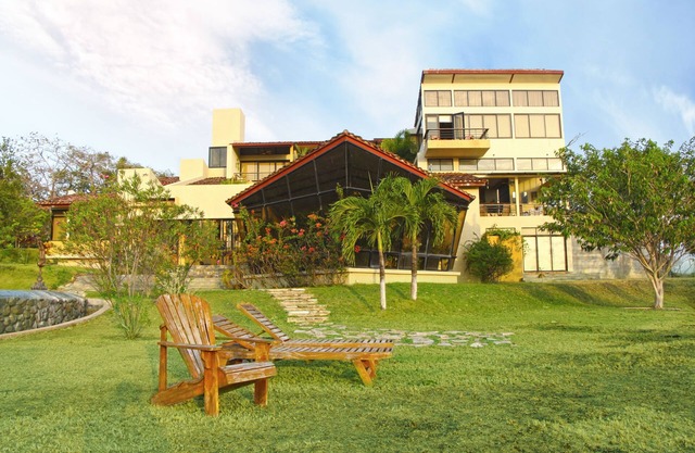 ¡MAGNÍFICO RESORT TIPO HACIENDA, A POCOS MINUTOS DE LA PLAYA!