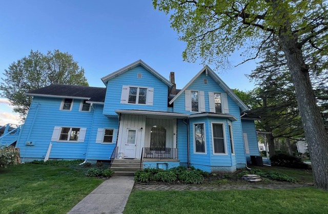 Magnificent Riverfront Victorian House steps from downtown Ottawa !