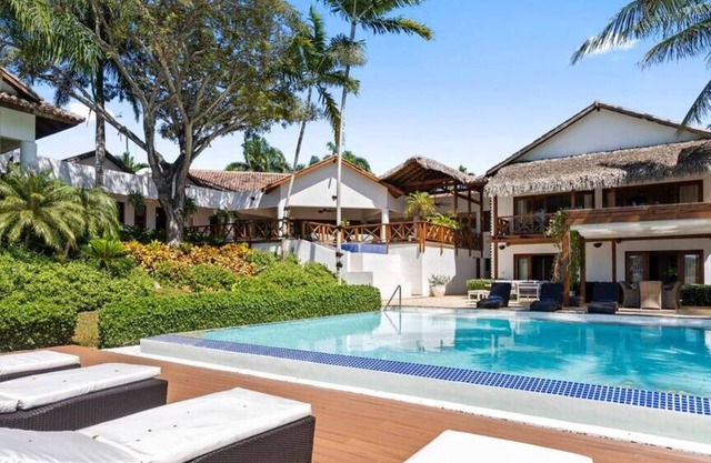 Magnificent & Spacious 6-Bedroom Villa w/ Pool, Jacuzzi, ...