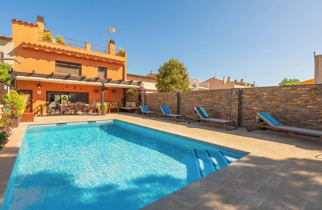 Magnífica casa de pueblo con piscina, jardín y amplia terraza con vistas!