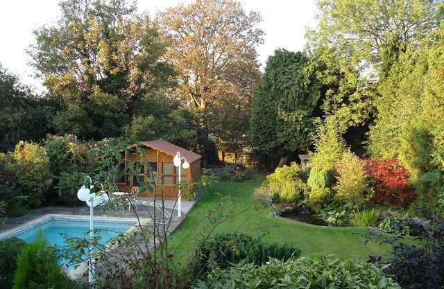 Magnificent villa. 5/6 bedr with large garden.12 min to Central London by train