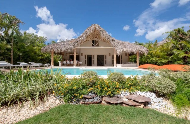 Magnificent villa on Coson beach with separate bungalow