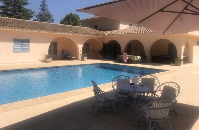 Magnificent villa for 10 people with very large swimming pool and tennis court