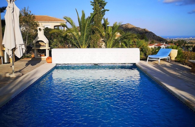 Hermosa y espaciosa villa, vista al mar, piscina privada (climatizada) y jacuzzi.
