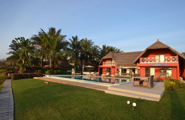 MAGNIFICA VILLA JUNTO AL MAR CON ACCESO PRIVADO A LA PLAYA, SERVICIO 5 *