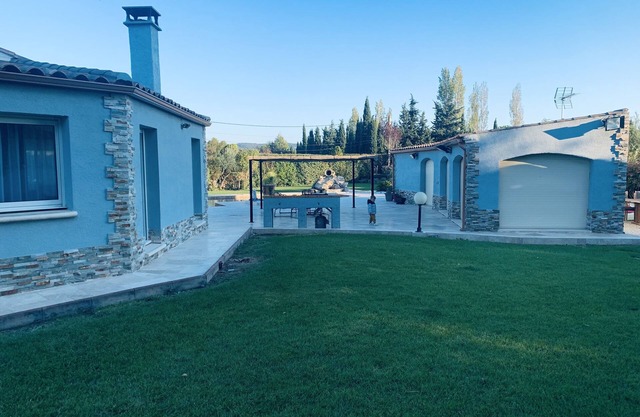 Magnificent villa with large swimming pool near the sea