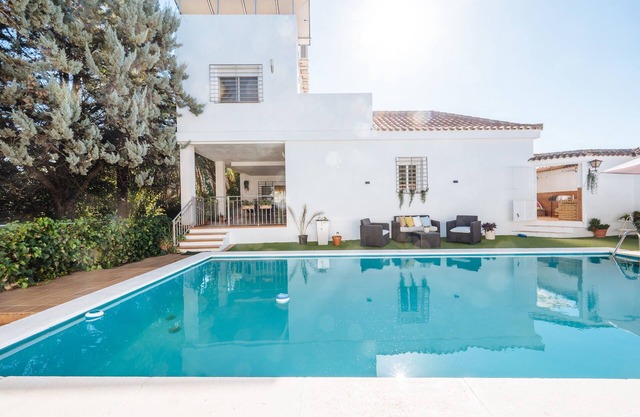 Magnifica Villa con gran piscina y jardín con vistas 100% privados en Sevilla