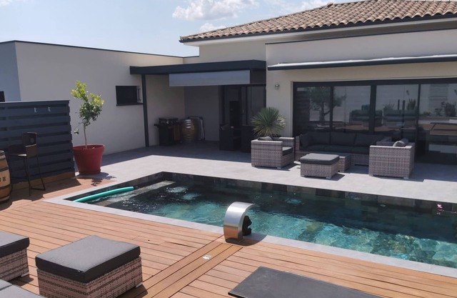 Magnificent villa with swimming pool in a quiet area