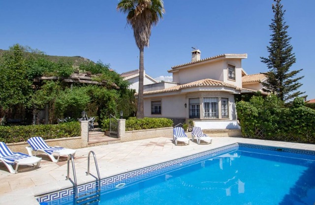 Magnífica villa con jardín y piscina.