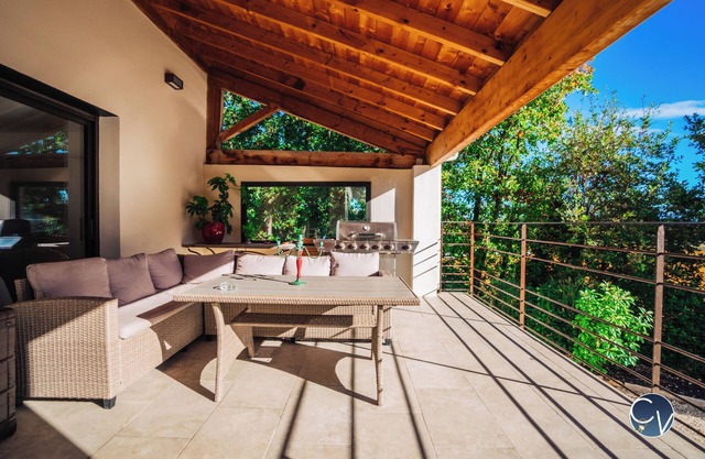 Magnificent Villa with Heated Pool near Avignon
