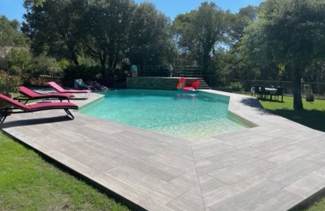 Encantadora villa con piscina en el corazón del bosque forestal de Uchaux