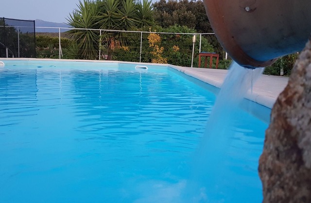 Hermosa villa con piscina y jardín.