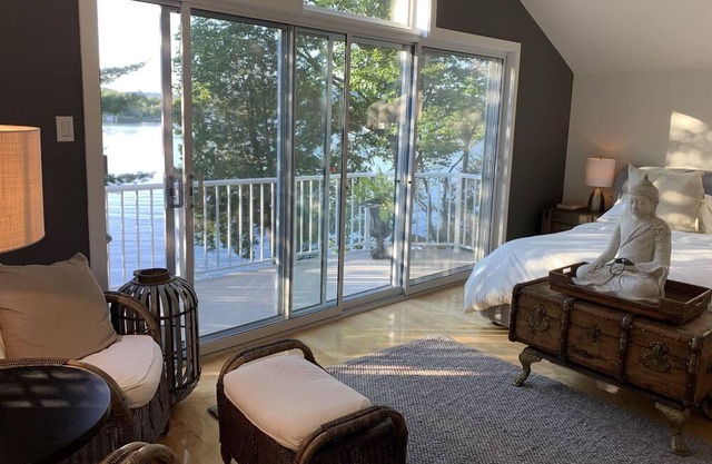 Magnificent waterfront cottage with spectacular views