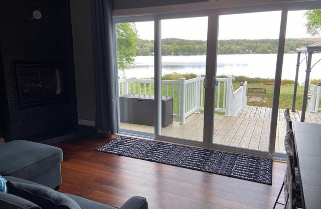 Magnificient cottage with SPA, kayaks and pedal boat for rent right on the water