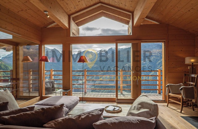Magnifique chalet idéalement situé juste au-dessus du centre du village, vue panoramique sur les toi