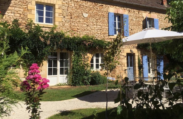 Encantadora casa de campo a 3 millas de Sarlat con cocina al aire libre, Reino Unido y TV francesa y barbacoa