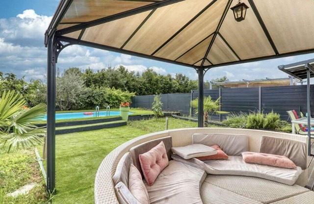 Magnifique Maison, Entièrement Meublée Avec Piscine ,sauna