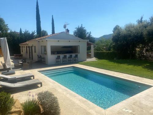 Magnifique Villa Le Sud Climatisée à 10 mn des Plages avec Piscine pour 6 Personnes Classée 4 Etoiles à Le Beausset