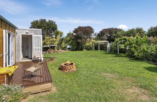 MAGNOLIA BACH - FOXTON HOLIDAY HOME, pet friendly in Foxton