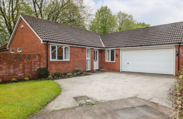 MAGNOLIA CORNER, pet friendly, with a garden in Tickhill