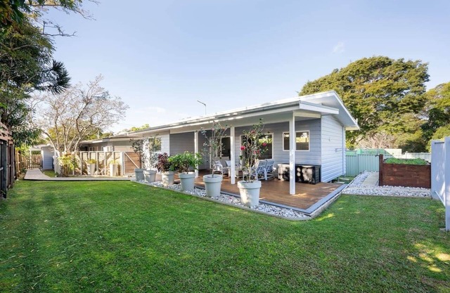 Peaceful 2BR cottage in heart of Coffs. Family friendly spacious patio and yard.