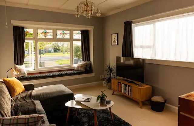Magnolia Cottage- cosy and stylish. Fully fenced for children and your familypet