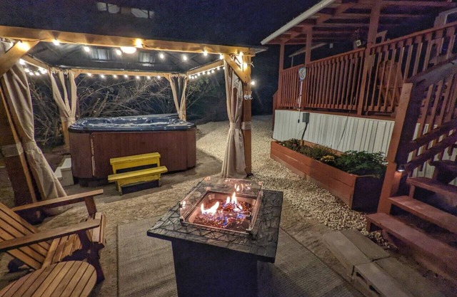 Magnolia - Hot Tub Gazebo - City Escapes Cabins