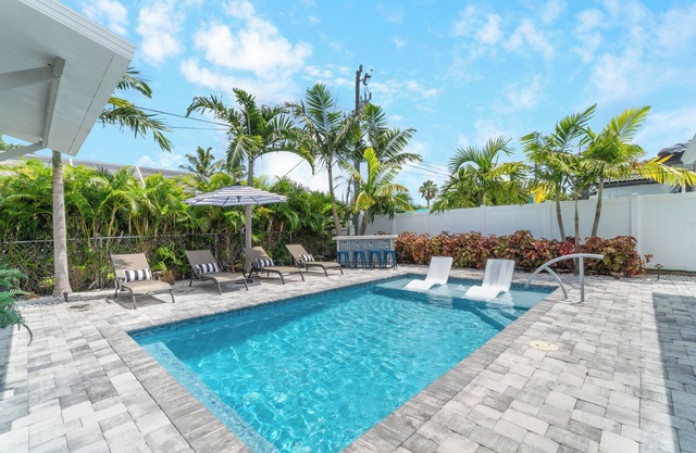 🏖️Magnolia Manor - Heated Pool - Close to Beach!