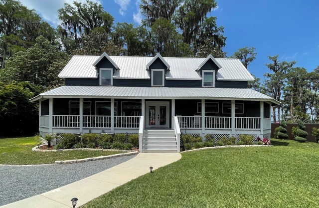 Magnolia Pointe Lakehouse on Lake Santa Fe in Melrose, FL LAKEFRONT PROPERTY!!