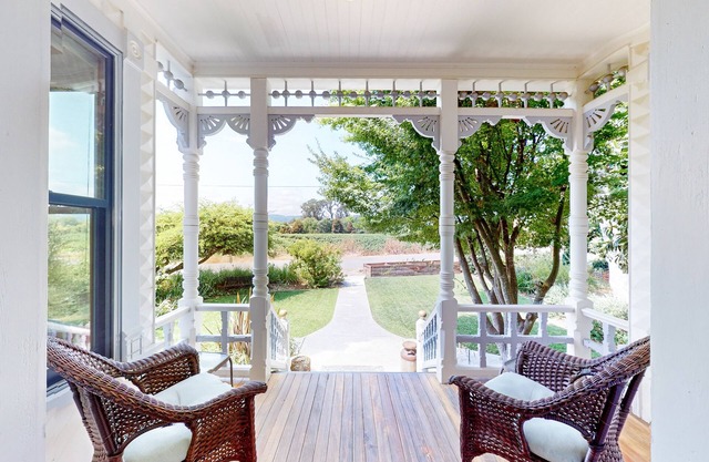 Magnolia Ranch Vineyards | Historic house in Healdsburg with lovely private yard