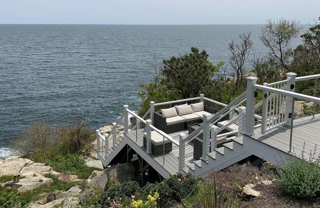 Strawberry Cove House: casa de varios niveles frente al mar