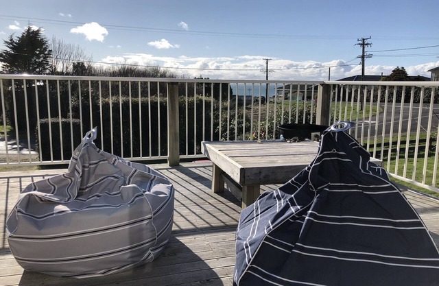 Magooza's Beach House - A kiwi family bach 3 minute walk to the BEACH!