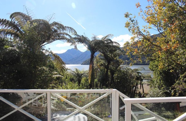 Mahakipawa Waterfront Hideaway - Belvue Bay Home
