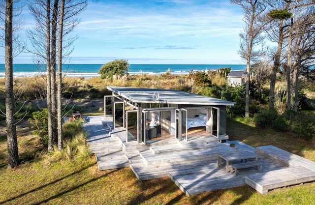 Mahanga Dunes Retreat - Mahia Holiday Home