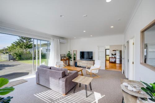 Mahia Bliss - Surf & Serenity Holiday Home