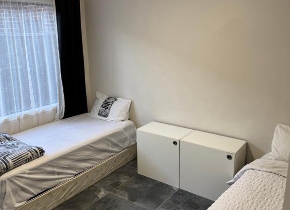 Mahzan on Dromana Room 2