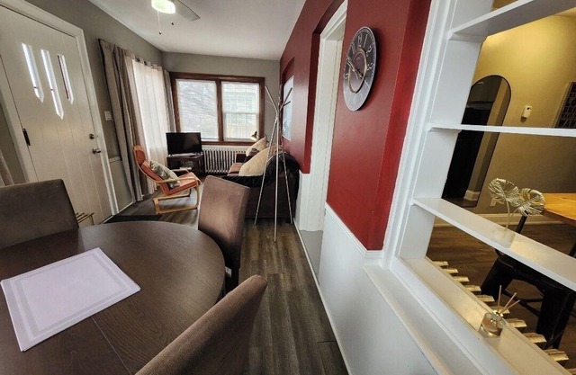 Main level 2 bedroom -- Ensuite Laundry --Central DT