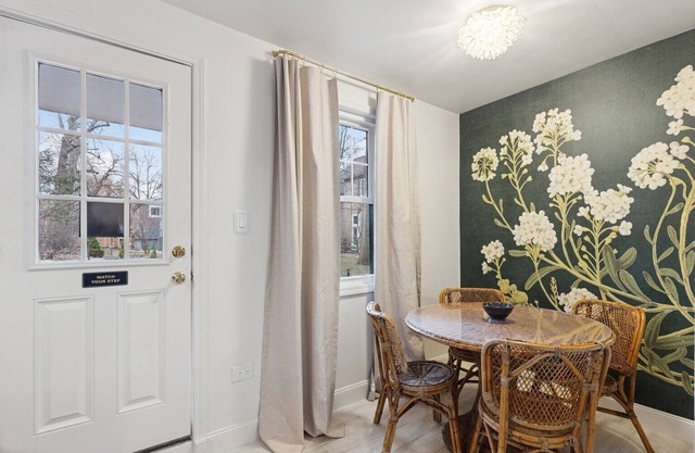 Charming 1-bedroom cottage; Lee Street Beach, transit, Northwestern University