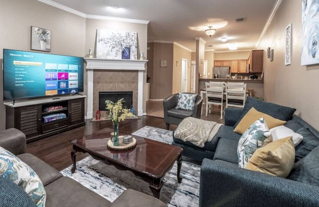 Main St. Matador 3BR/3BA Close to Tech