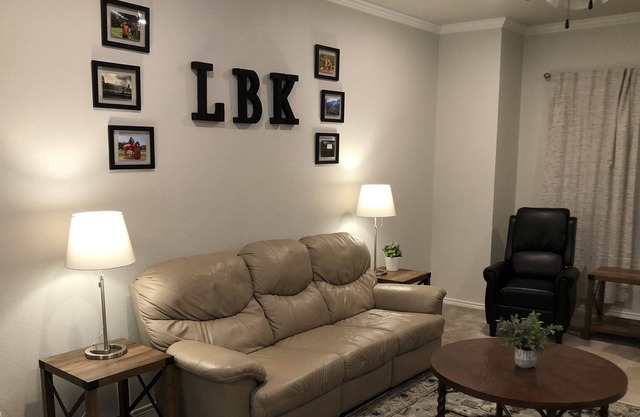Main Street Abode - 3BR/3.5BA - sleeps 10