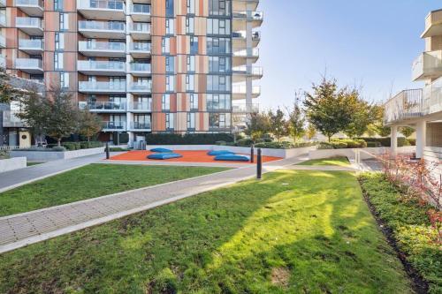 Main Street Condo with Gym and Patio near Restaurants for 4