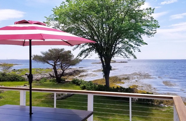 Experiencia de la costa de Maine. Vista completa de 180 grados al mar. 275 pies de frente.