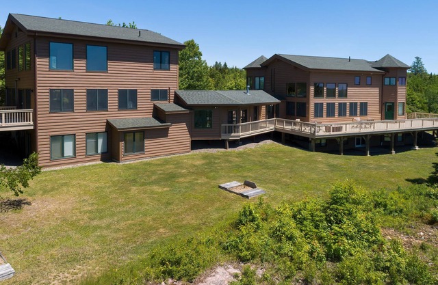 MAINE - Magnificent Luxury Lodge Set On 561 Acres with Water Activities