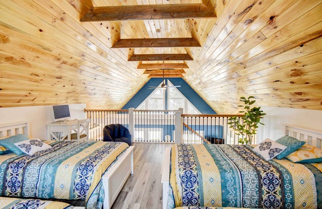 Maine Retreat w/ Balcony: 5 Mi to Lakes