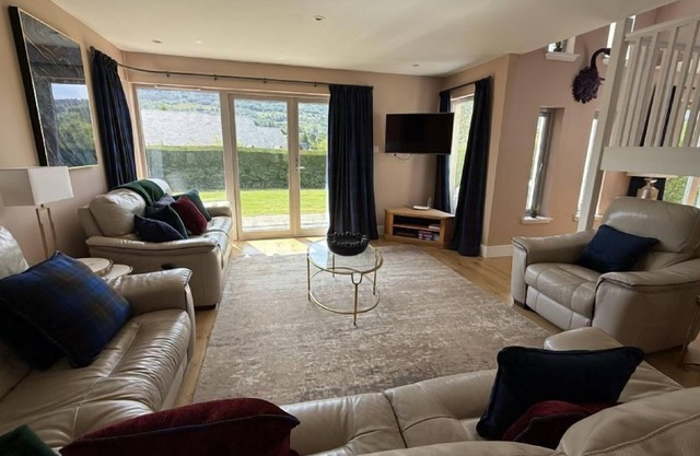 Mains of Taymouth, Kenmore ~ 5 * Bruadair House - capacidad para 8 personas en 4 habitaciones con baño privado y tiene pri