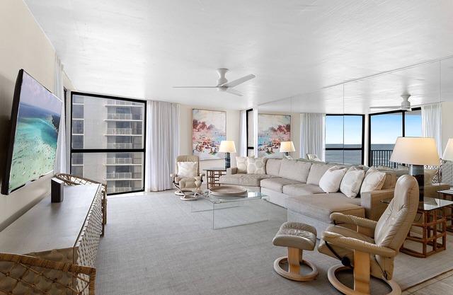 Mainsail 158 - Gulf Front, Free Beach Service, Community Pool, Hot Tub!